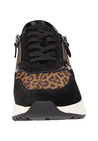 Schwarze und braune Sneakers mit einem Leopardenmuster, hergestellt aus Wildleder und Lackleder, mit runder Zehenform und seitlichen Reißverschlüssen für ein einfaches Anziehen.
