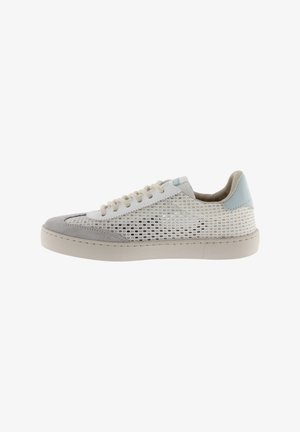 Sneaker bianco in mesh con punta e tallone in suede grigio chiaro. Presenta lacci beige e un accento blu sul tallone. Suola in gomma piatta.