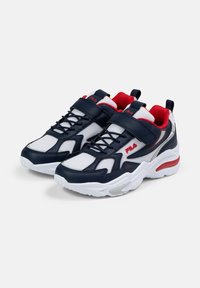 Scarpe sportive blu navy e bianche con dettagli rossi; presentano materiali in rete e sintetici, cinturino in velcro e suole in gomma testurizzata.
