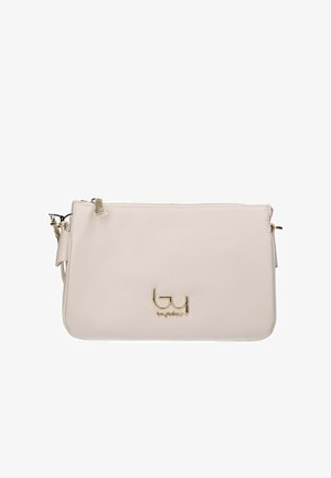 Petit sac bandoulière rectangulaire beige avec logo doré et fermeture éclair, doté d'une sangle d'épaule amovible.