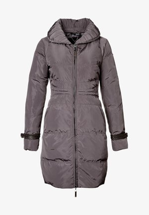 Long manteau d'hiver matelassé gris foncé avec col montant, fermeture éclair à l'avant et lanières tressées décoratives aux poignets.