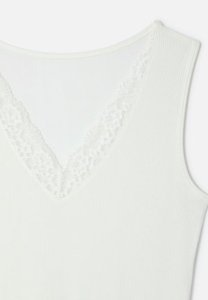 Haut blanc sans manches à côtes avec un décolleté en V bordé de dentelle florale.