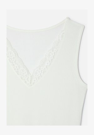 Haut blanc sans manches à côtes avec un décolleté en V bordé de dentelle florale.