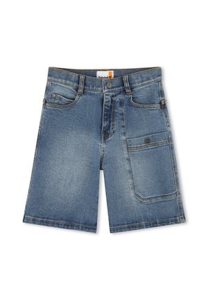 Shorts en denim de couleur bleu clair avec une finition délavée, cinq poches et des détails de couture subtils. Ils disposent d'une fermeture à bouton et de passants de ceinture.