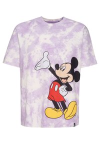 Fialové tričko s tie-dye potiskem, které má velký motiv kreslené postavičky s černýma ušima, červenými kraťasy a žlutými botami, vyrobené z bavlny.