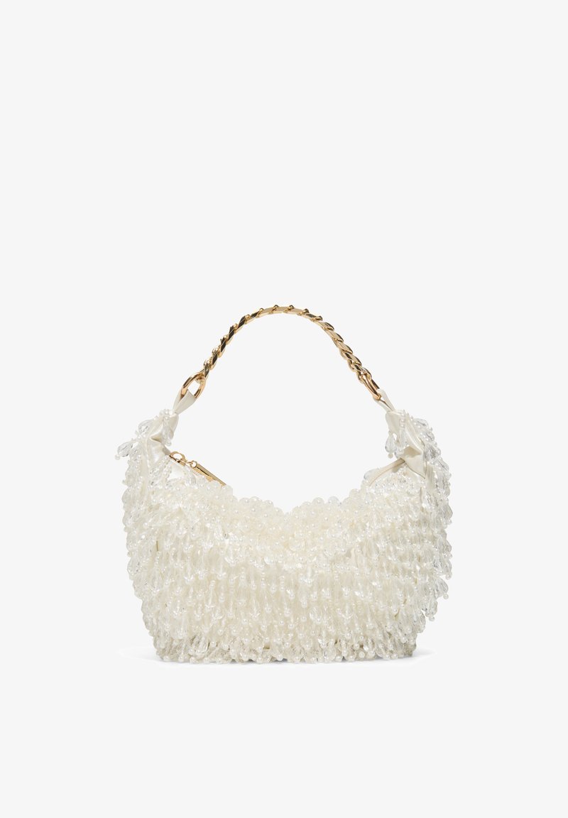 Sac à main en perles blanches avec des perles transparentes en forme de goutte, une anse chaîne dorée et des accents de nœud en satin de chaque côté.