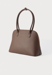 Καφέ τσάντα χειρός από τεχνητό δέρμα με δομημένο σχήμα, διπλές λαβές, φερμουάρ στο πάνω μέρος και λεία υφή. Διαθέτει μινιμαλιστικό σχεδιασμό.