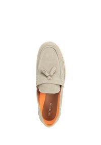 Beige suède instappers met een strikaccent, voorzien van een oranje binnenzool en beige stiksel. Platte zool met een geweven jute detail rond de rand.