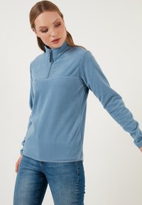 LELA HIGH COLLAR - Felpa in pile - light blue
