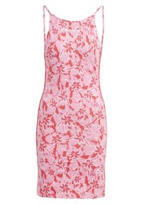 Różowa sukienka w kwiaty z dopasowanym krojem, na cienkich ramiączkach, z żywym wzorem czerwonych i białych kwiatów na miękkim materiale.