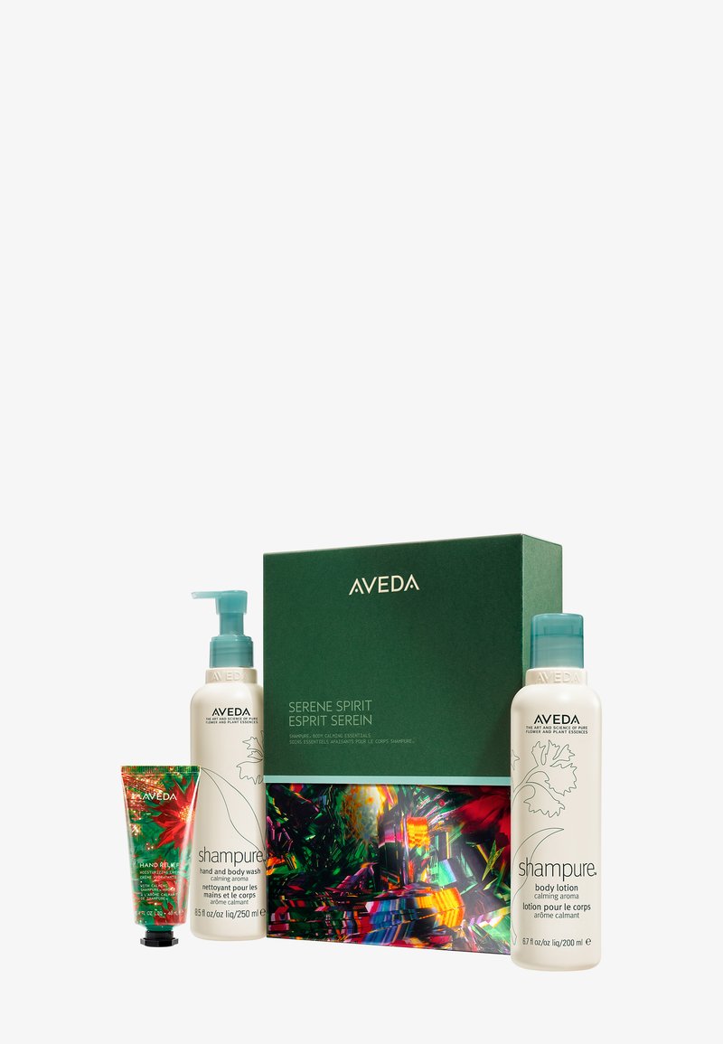Set regalo Aveda Serene Spirit con scatola verde, include una bottiglia bianca di lozione per il corpo calmante, una bottiglia bianca di shampoo e un piccolo tubo di sapone per le mani con motivo.