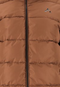Bruine pufferjack met een ritssluiting aan de voorkant, gestikte panelen en een zwarte rits. Bevat een klein logo aan de bovenkant aan de linkerkant. Gladde textuur.