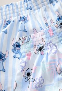 Jasnoniebieskie bawełniane szorty z elastycznym pasem, zdobione nadrukami postaci z kreskówek, na przemian paski i kwiatowe wzory.