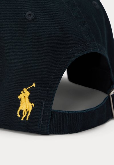 Cappellino da baseball in cotone blu navy con logo ricamato in oro di un giocatore di polo a cavallo. Cinghia regolabile sul retro. Tessuto testurizzato.