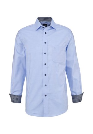 Hellblaues Herrenhemd mit langen Ärmeln, dunklen Knöpfen, Brusttasche und gemustertem Innenkragen sowie Manschetten.