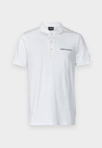 Weißes Poloshirt mit kurzen Ärmeln und Kragen, versehen mit drei Knöpfen, mit dem auf die linke Brust gestickten Text "LYLE & SCOTT".