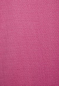 Strukturierter Stoff in leuchtendem Pink, der ein konsistentes Muster erhabener geometrischer Formen aufweist, das Tiefe und visuelles Interesse verleiht.