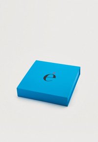 Φωτεινό μπλε ορθογώνιο κουτί με κομψό σχεδιασμό. Διαθέτει μαύρο γράμμα 'e' και κόκκινο ακμή. Λείο υφή, μινιμαλιστικό στυλ.