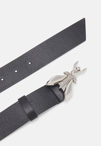 Cintura in pelle nera con una finitura testurizzata, dotata di una fibbia metallica a forma di insetto in argento e di un design sottile e appuntito.