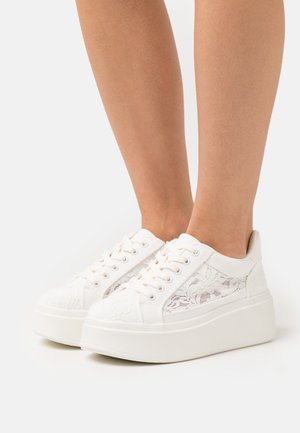 Weiße Spitzensneaker mit einer gepolsterten Plattform und dekorativen Spitzenpaneelen an den Seiten. Mit runder Zehenpartie und sechs Ösen für die Schnürsenkel.