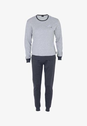 Felpa grigia a maniche lunghe con rifiniture blu navy, decorata con un ricamo di montagna e alberi. Abbinata a pantaloni jogger blu navy con polsini a coste.