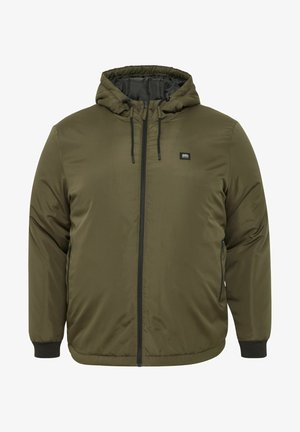 Olivengrønn isolert jakke med hette, glidelås foran, justerbare snorer og ribbestrikkede mansjetter. Har sidelommer med glidelås og et logo-patch.