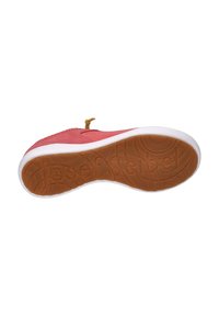 Sneaker in tessuto rosso con suola bianca liscia. Presenta una suola in gomma testurizzata e un tab di pull giallo sul tallone per facilitare l'accesso.