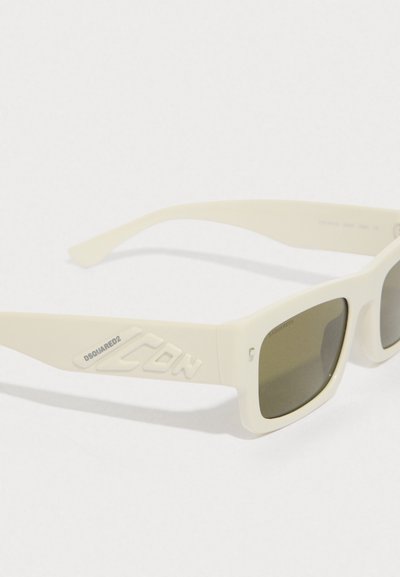 Gafas de sol rectangulares blancas con lentes verde oscuro. Presentan el logotipo "ICON" en relieve en la montura y una textura mate suave.