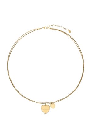 Collar de doble cadena dorada con dos colgantes en forma de corazón, uno de ellos grabado con "Amour", sobre un fondo blanco.