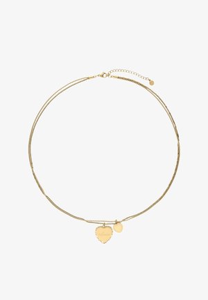 Collar de doble cadena dorada con dos colgantes en forma de corazón, uno de ellos grabado con "Amour", sobre un fondo blanco.