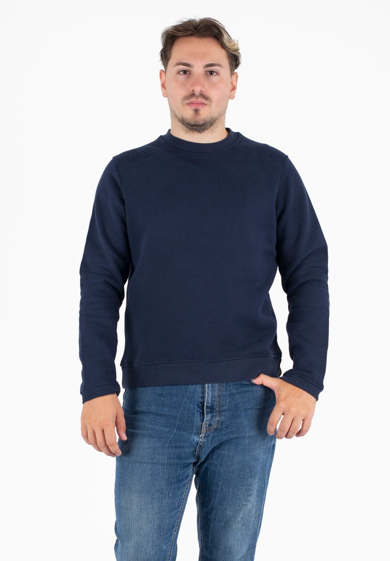 Felpa blu navy con collo rotondo, maniche lunghe, polsini e vita a costine. Realizzata in un tessuto morbido con dettagli testurizzati sulle spalle.