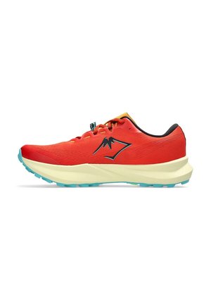 Chaussure de course basse rouge avec une semelle épaisse jaune clair et une bande de roulement bleu-vert, logo montagne noir sur le côté et lacets orange sur fond blanc.