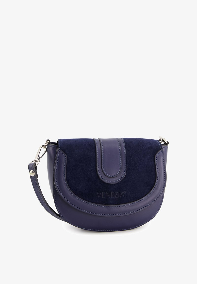 Marineblauwe tas van glad leer en gestructureerd suede, met een gebogen ontwerp, flapsluiting en een verstelbare schouderband.
