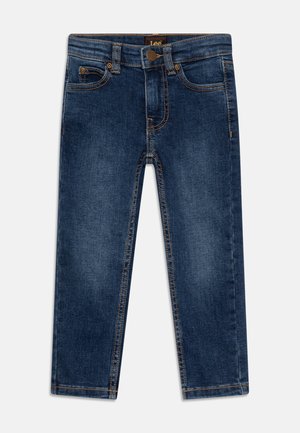 Jeans in denim blu navy con design classico a gamba dritta, cinque tasche e dettagli di cuciture a contrasto color cuoio.