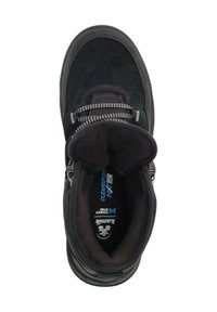 Zapatilla de ante negra con tejido texturizado, cuello acolchado y cordones a rayas. Cuenta con una plantilla acolchada y suela de goma para mayor comodidad.