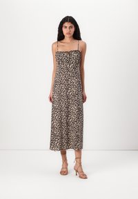 Rochie maxi cu imprimeu de leopard, cu bretele sub�țiri, decolteu cu volane și material ușor. Prezintă un corset ajustat și o fustă fluidă.
