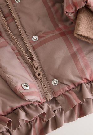 Rosa rutiga jacka med en slät yta, sidodragkedja och rynkad fåll. Metallbeslag inkluderar silverfärgade tryckknappar och en matchande dragkedjeförsedd dragare.