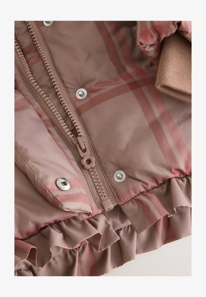 Roze geruite jas met een gladde afwerking, zijrits en een gerufflede zoom. De hardware bestaat uit zilveren drukknopen en een bijpassende ritssluiting.