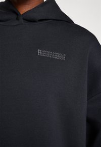 Under Armour Felpa con cappuccio - black