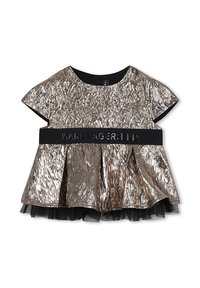 Robe dorée métallique avec une texture froissée, manches courtes, design peplum, taille élastique brandée noire et jupe en tulle noir en couches.