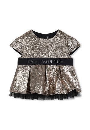 Robe dorée métallique avec une texture froissée, manches courtes, design peplum, taille élastique brandée noire et jupe en tulle noir en couches.