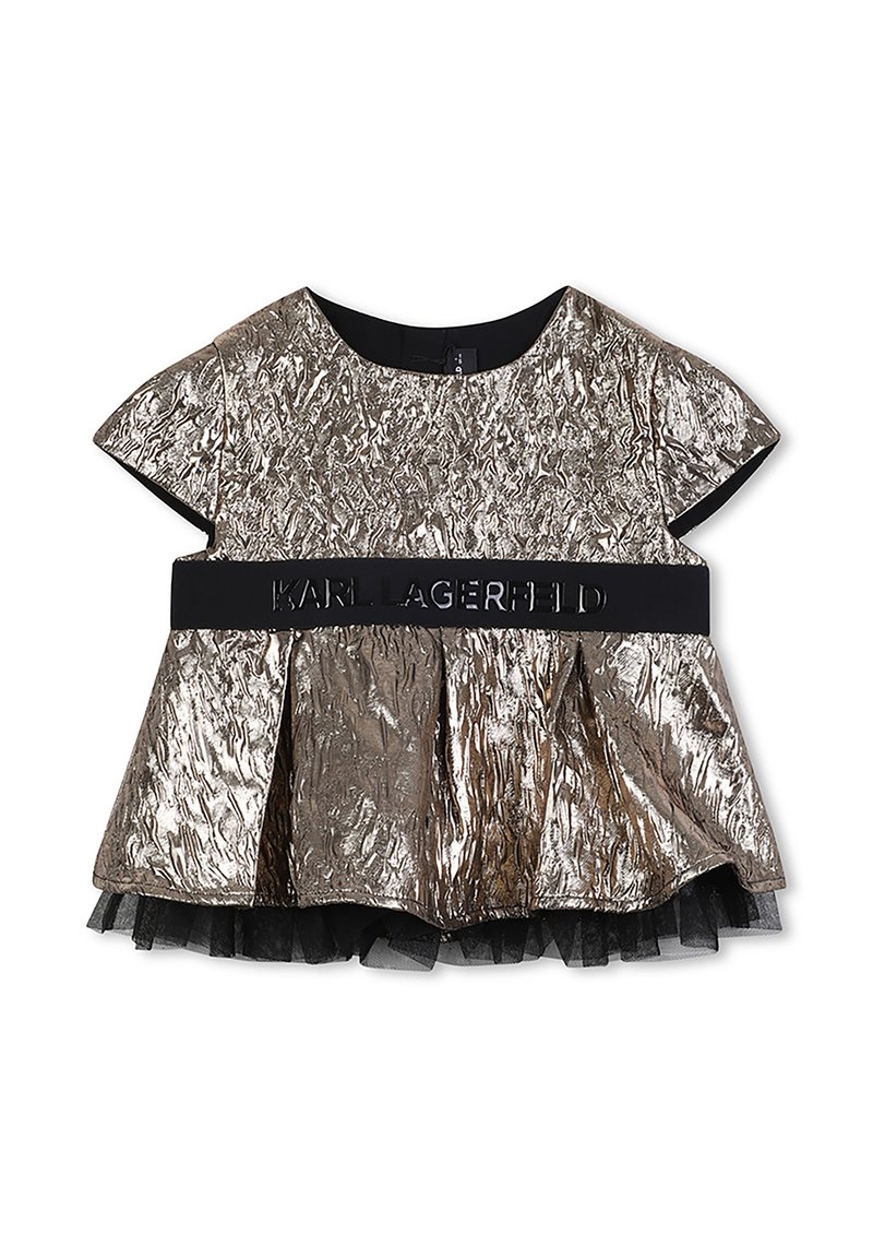 Robe dorée métallique avec une texture froissée, manches courtes, design peplum, taille élastique brandée noire et jupe en tulle noir en couches.