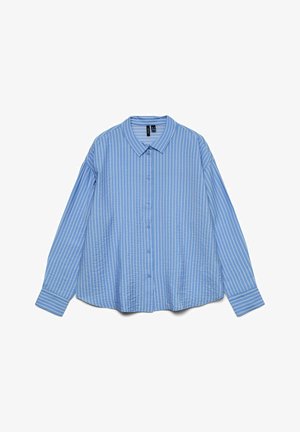 Blauw overhemd met verticale witte strepen, lange mouwen, kraag en met knopen gesloten manchetten, plat neergelegd op een witte achtergrond.