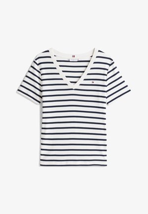 Witte t-shirt met V-hals en korte mouwen, voorzien van marineblauwe horizontale strepen. Heeft een klein logo op de borst en een contrasterende halslijn.