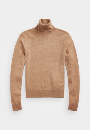 Lang beige coltrui-trui met geribbelde kraag, manchetten en zoom, plat neergelegd op een witte achtergrond.