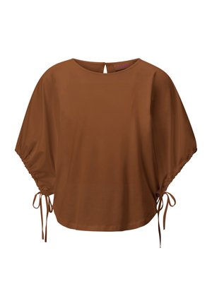 Hnedá blúzka s voľnými rukávmi do lakťa, ktoré majú nastaviteľné šnúrky na stiahnutie, a okrúhlym výstrihom so zapínaním na gombík vzadu.