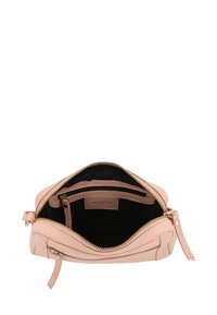 Roze leren tas met een ritssluiting. Het interieur heeft een zwarte voering, een klein pocket en een platte compartiment. Glad oppervlak en compacte vorm.