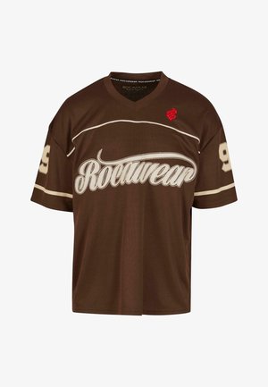 Jerseu scurt cu mânecă scurtă din plasă maro, cu logo-ul alb "Rocawear" și accent roșu. Are guler în V și numărul mare 99 pe mâneci.