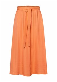 Une jupe longue en tissu orange, avec une taille froncée et une ceinture à nouer assortie. Texture lisse sans motifs apparents.