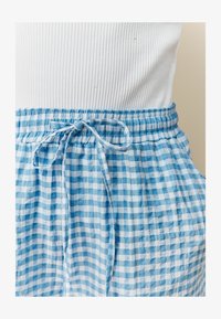 Vybráno, blue/white